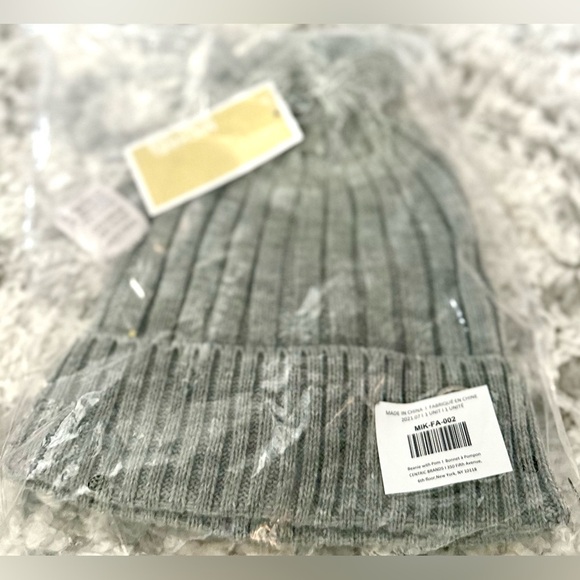 ?MICHAEL KORS??NWT?GRAY RIBBED KNIT BEANIE HAT WITH POM main image 10